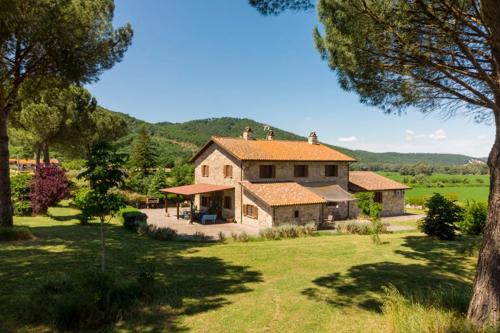 Vista panoramica del casale Tuscia Prestige nel verde