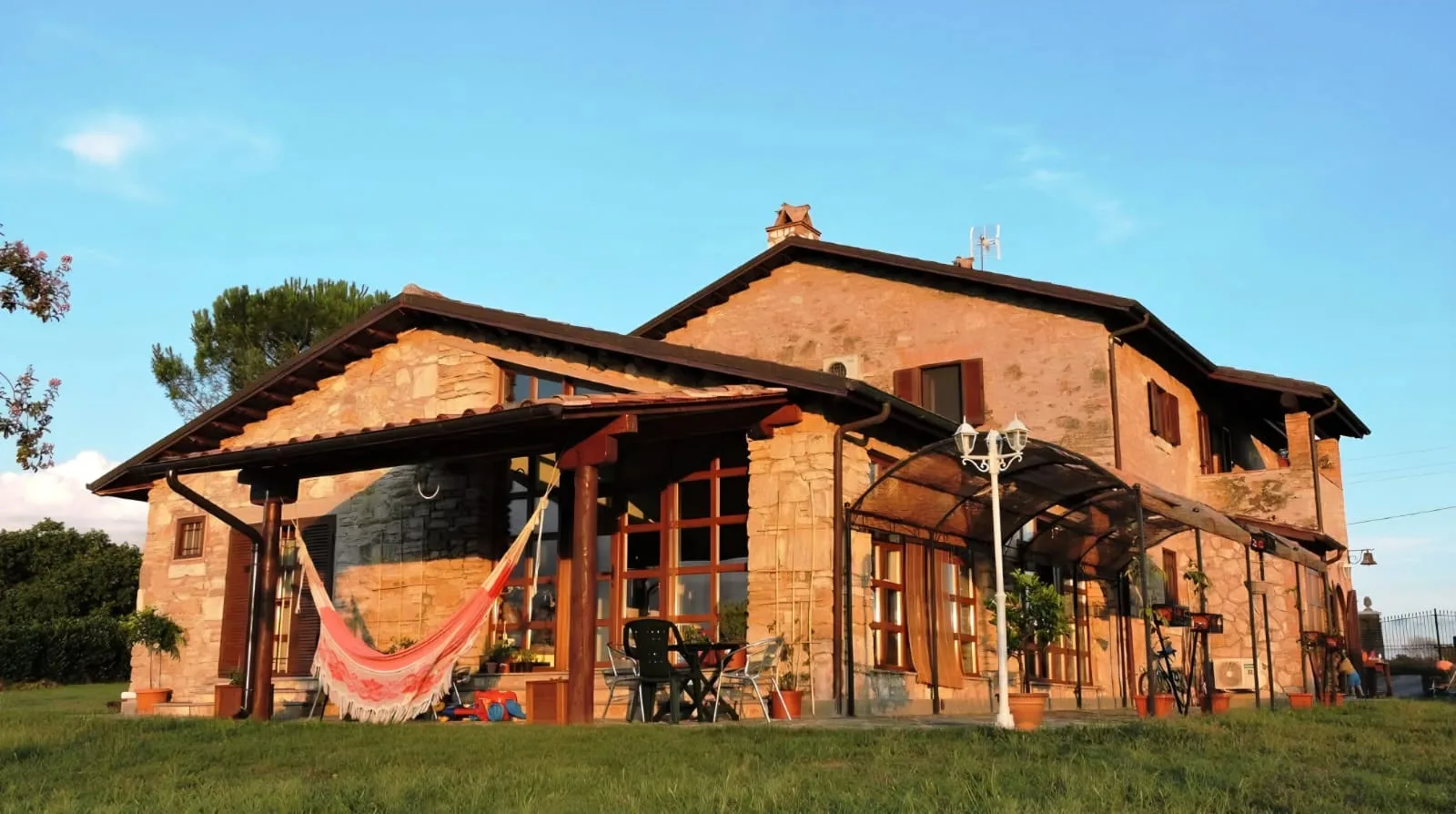 Casale Tuscia Prestige al tramonto con luce calda sulla pietra