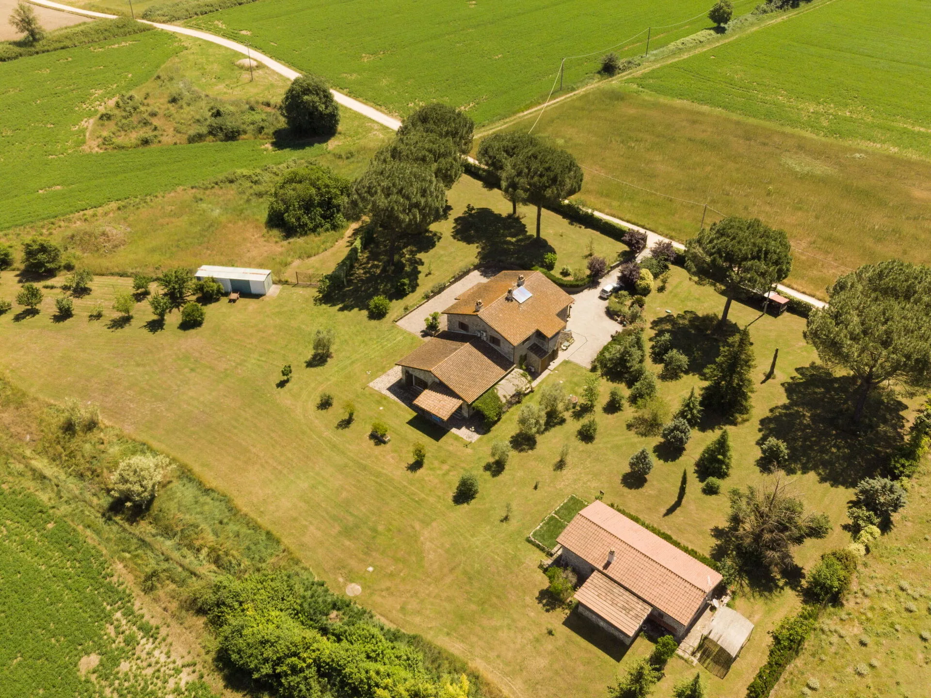 Vista aerea del casale Tuscia Prestige circondato dal verde
