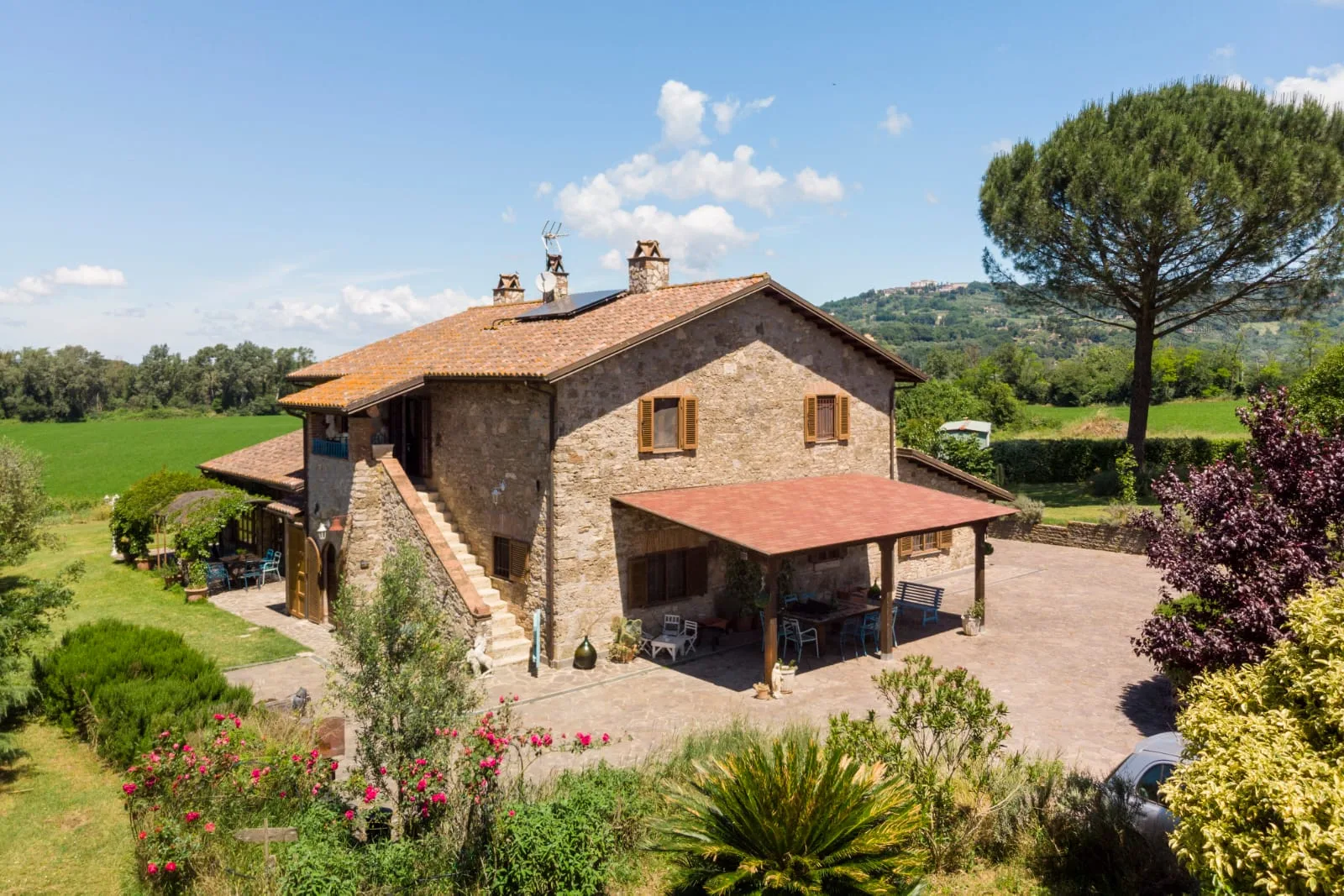 Esterni del casale Tuscia Prestige con pietra e campagna