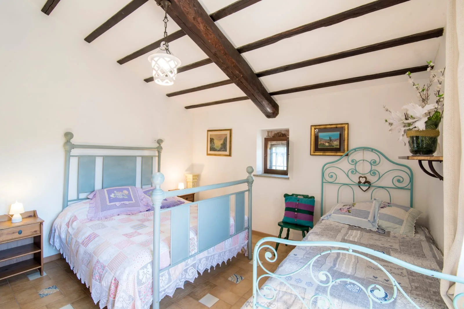 Camera dell'Uliveto con travi a vista a Tuscia Prestige