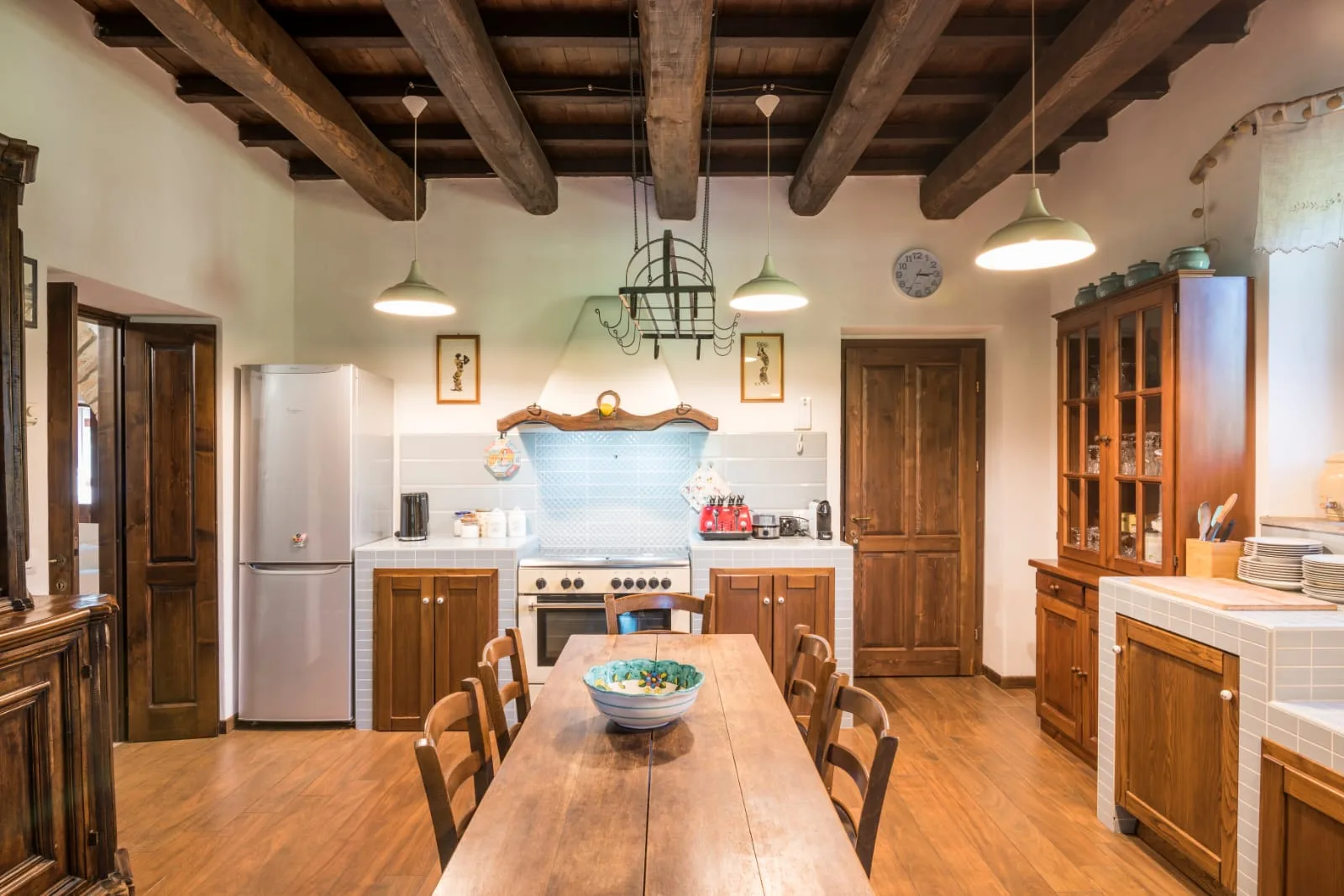 Cucina e tavola del casale Tuscia Prestige con chef privato