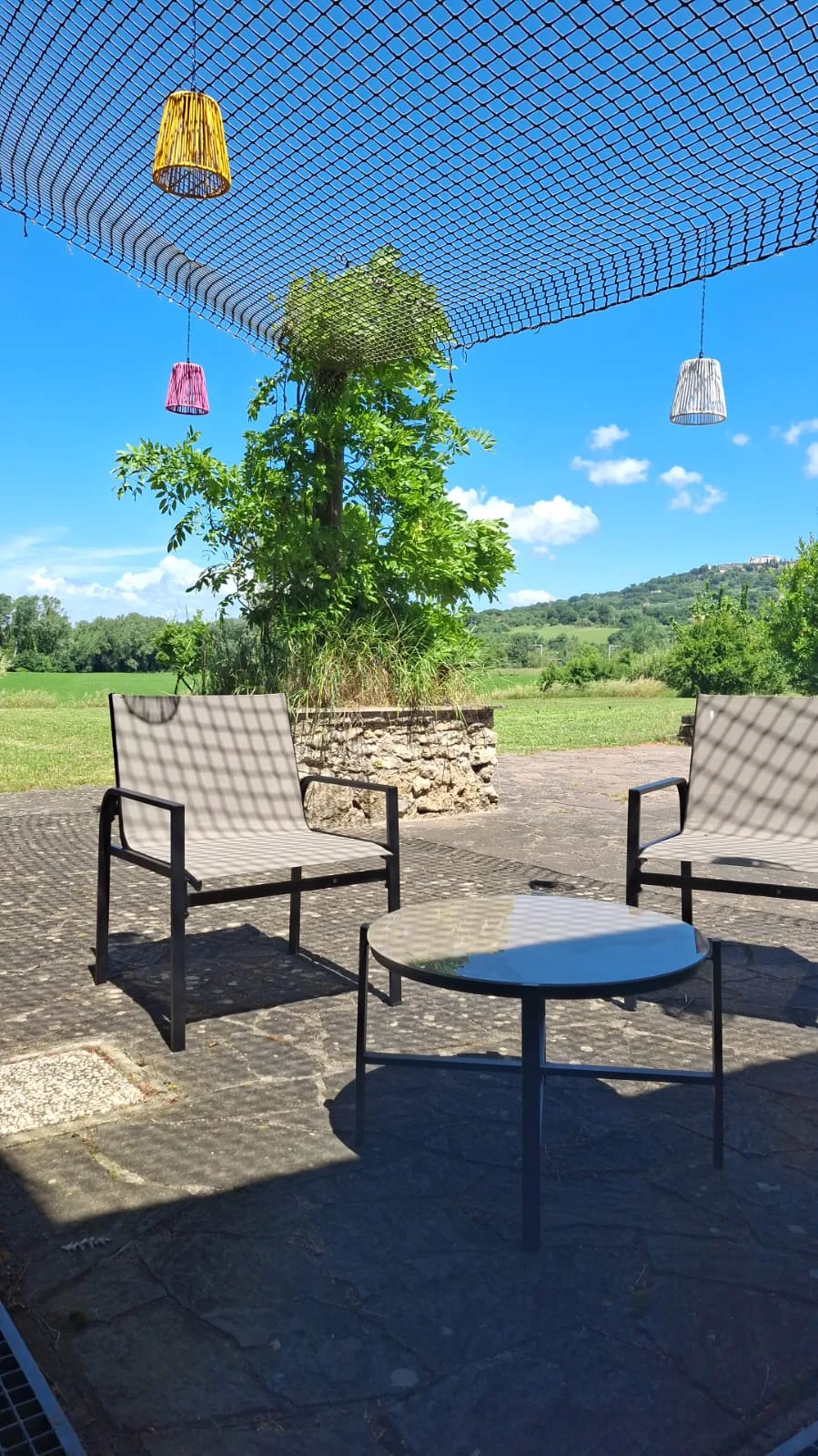 Angolo relax esterno di Tuscia Prestige con poltrone e vista sulla campagna