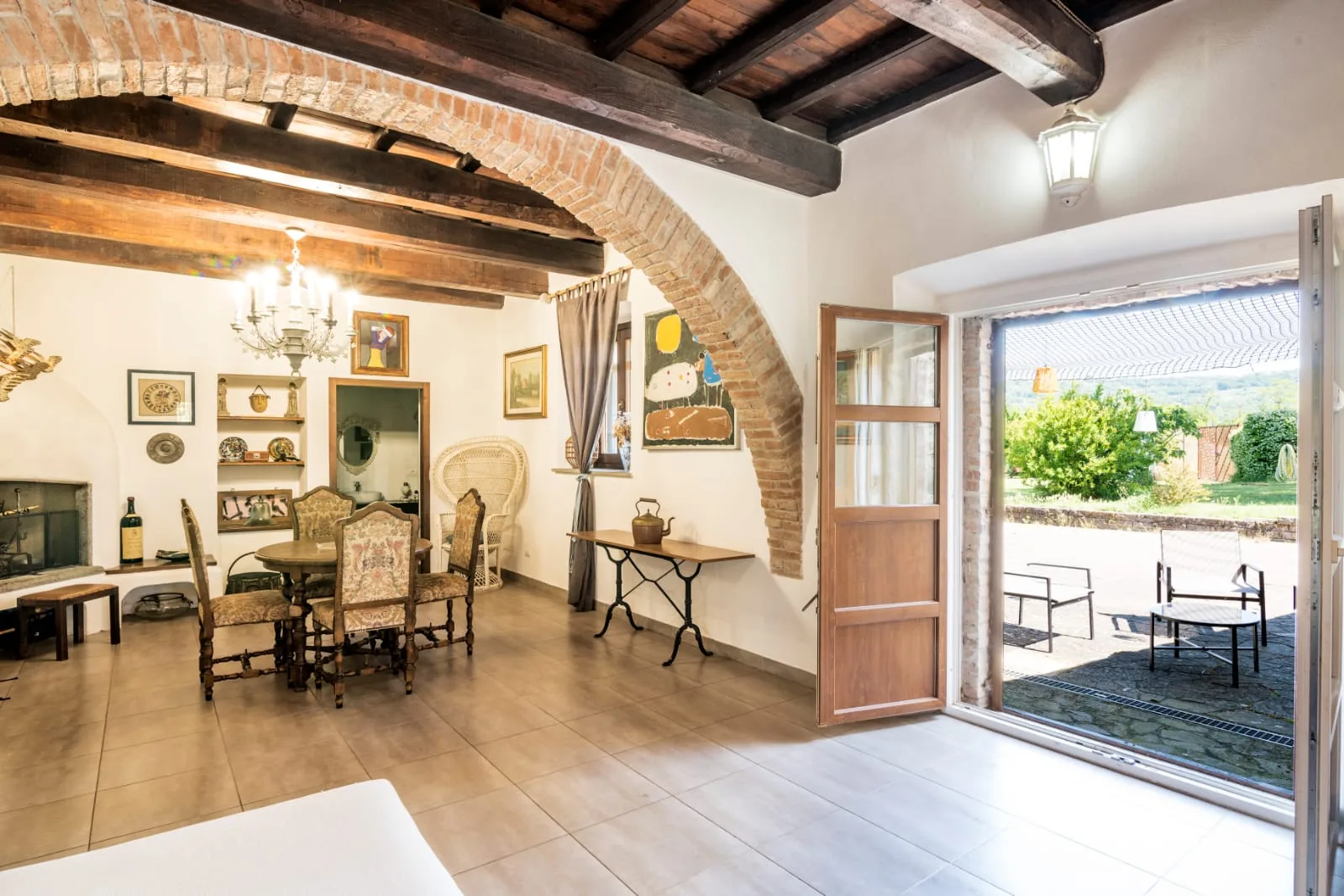 Sala luminosa di Tuscia Prestige con affaccio sul giardino