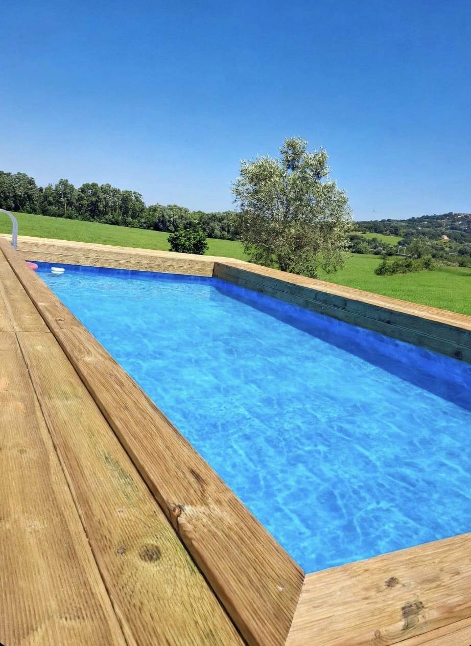 Dettaglio della piscina di Tuscia Prestige con acqua limpida e panorama verde